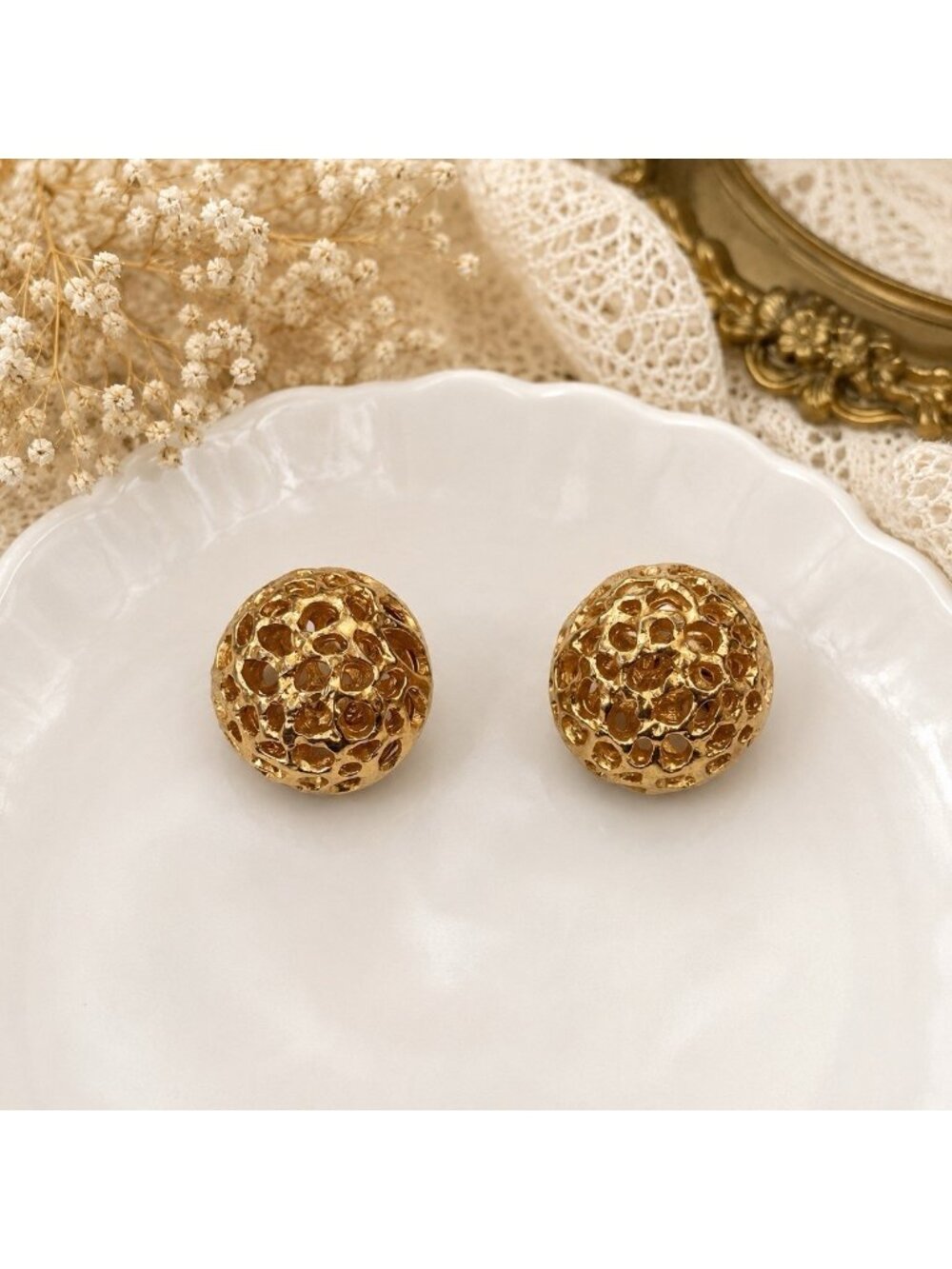Vintage Sarah Coventry Ornate Goldtone Circle Earrings Clip-On Signed